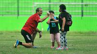 Milomir Seslija tampak akrab dengan dua anak kecil yang hadir di Stadion Gajayana, Malang (4/6/2016). (Bola.com/Iwan Setiawan)