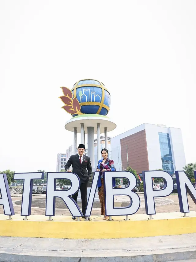 6 Pesona Anggun Annisa Pohan Kenakan Kebaya Kutubaru Floral saat Dampingi AHY Melantik Pejabat Kementerian ATR/BPN