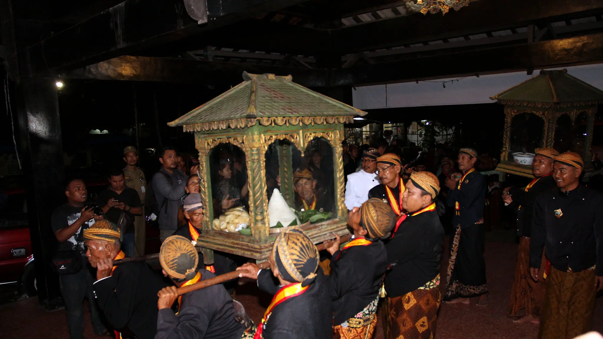 Salah satu tumpeng dari seribu tumpeng yang diarak, dipapah oleh para abdi dalem kraton surakarta untuk didoakan. (foto : Liputan6.com/fajar abrori)