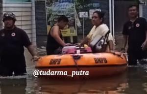 Empat turis asing yang hendak pulang ke negaranya berhasil di evakuasi. (dok. Tangkapan layar Insagram @tudarma_putra, @bpbd_denpasarkota dan @denpasarkota/https://www.instagram.com/reel/DSPKTnpEsPC/?igsh=Ymlkd2s2dXNma3Np/Salsa Nur Fadillah)