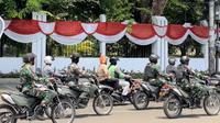 Tentara Nasional Indonesia (TNI) ikut melalukan patroli skala besar di sejumlah kota besar di Indonesia, termasuk Jakarta. (Liputan6.com/Muhammad Radityo Priyasmoro)