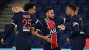 Pemain PSG merayakan gol yang dicetak Neymar ke gawang Angers pada laga lanjutan Liga Prancis di Parc des Princes Stadium, Sabtu (3/10/2020) dini hari WIB. PSG menang 6-1 atas Angers. (AFP/Franck Fife)