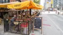 Suasana area makan terbuka sebuah restoran di Toronto, Kanada, 18 Juli 2020. Kota Toronto meluncurkan program CafeTO yang memungkinkan restoran dan bar memperluas area makan terbuka mereka guna melayani lebih banyak pelanggan dengan aman selama pandemi COVID-19. (Xinhua/Zou Zheng)