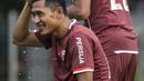 Pemain Persija Jakarta, Rudi Widodo, melepas dahaga saat latihan di Lapangan ABC, Jakarta, Jumat (30/3/2018). Latihan ini persiapan jelang laga Liga 1 melawan Arema FC. (Bola.com/Vitalis Yogi Trisna)
