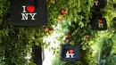 Koleksi kapsul “I LOVE NY” ini terdiri dari hand bag, zip pouch, sepatu, dress, dan masih banyak lagi yang tersedia di katespade.com mulai US$25-US$398. (dok/katespade)