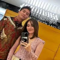 Hadiri pernikahan Kiky Saputri, Boy William tampil gagah kenakan batik warna merah, sementara Ayu Ting Ting cantik dengan kebaya warna merah muda. Tatanan rambut sebelumnya disanggul rapi, Ayu Ting Ting tampil santai dengan rambut yang digerai ketika acara Kiky Saputri telah berakhir. Meski hanya foto mirror selfie, namun keduanya tampak romantis, tak heran jika banyak yang mendoakan keduanya berjodoh. (Liputan6.com/IG/@ayutingting92)