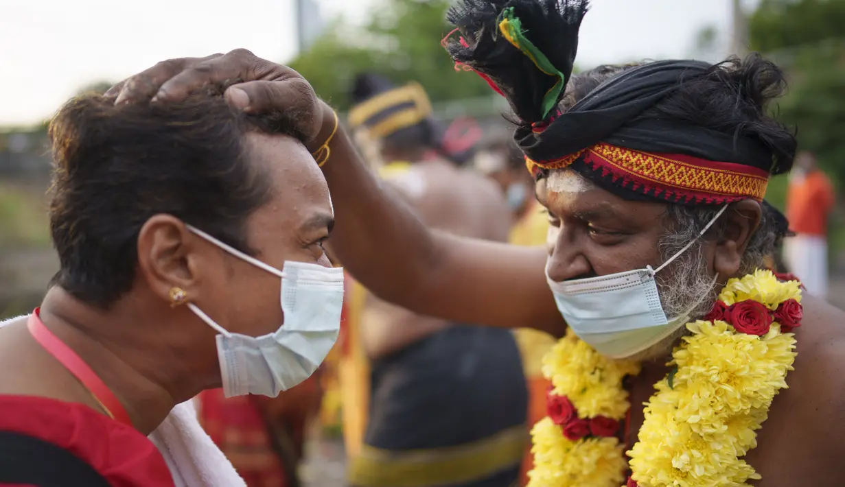 Umat Hindu mengikuti prosesi festival Thaipusam di Gua Batu di Kuala Lumpur, Malaysia (18/1/2022). Thaipusam, yang dirayakan untuk menghormati dewa Hindu Dewa Murugan, adalah prosesi tahunan umat Hindu yang mencari berkah, memenuhi sumpah dan mengucapkan terima kasih. (AP Photo/ Vincent Thian)