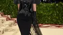 Model Bella Hadid berpose saat menghadiri Met Gala 2018 di Metropolitan Museum of Art, New York (7/5). Tema Met Gala kali ini adalah "Heavenly Bodies: Fashion dan Catholic Imagination". (AP Photo/Evan Agostini)