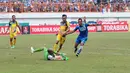 Pemain Persib Bandung, Atep dihadang kiper Persiba Balikpapan, Alfonsius Kevlan pada lanjutan Torabika SC 2016 di Stadion Wibawa Mukti, Cikarang, Sabtu (1/10/2016). (Bola.com/Nicklas Hanoatubun)