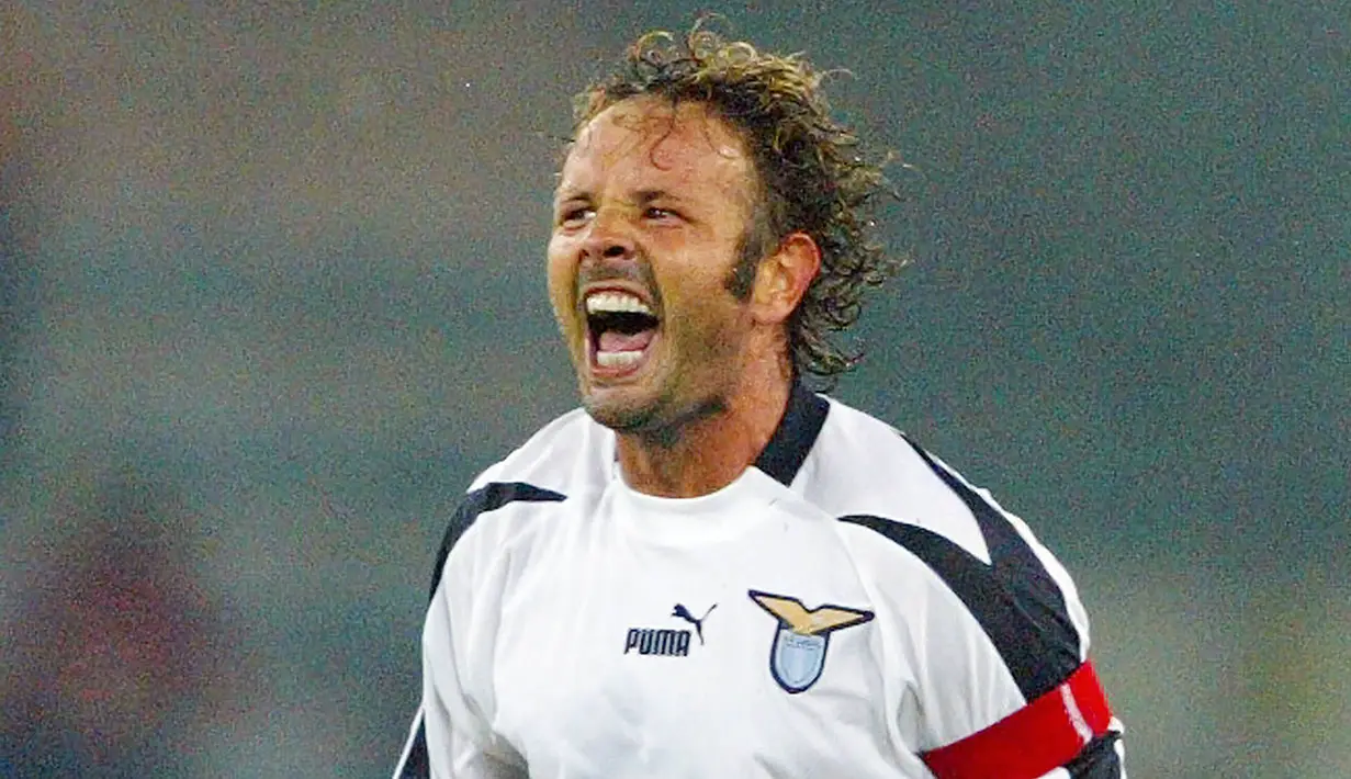 Sinisa Mihajlovic. Didatangkan dari Sampdoria pada awal musim 1998/1999 dan meninggalkan Lazio setelah musim 2003/2004. Selama total 6 musim telah bermain sebanyak 193 penampilan dan mencetak 33 gol. Saat ini menjadi manajer tim Bologna. (AFP/Patrick Hertzog)