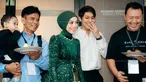 Ini adalah potret di balik layar Lesti Kejora sebelum konser tunggal pertama kalinya digelar. Tak hanya sekadar doa bersama, di momen ini juga ada agenda potong tumpeng bersama. Meski diselimuti kebahagiaan, namun wajah tegang Lesti Kejora dan keluarga tak bisa disembunyikan karena konser ‘Sang Kejora’ ini merupakan konser pertama pedangdut berusia 25 tahun itu. (Liputan6.com/IG/@lestikejora)