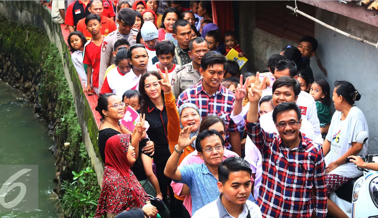 Calon Wakil Gubernur DKI Jakarta Djarot Saiful Hidayat saat berkunjung ke Petukangan Utara, Jakarta, Selasa (29/11). Djarot mengajak warga untuk menjaga mental kebangsaan Indonesia. (Liputan6.com/Gempur M Surya)