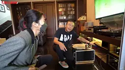 Sebelum latihan bareng, sambil menunggu studionya dipersiapkan, Ari mengajak Isyana untuk melihat-lihat koleksi audio analognya. Merupakan barang kolektor yang cukup sulit didapat, ternyata harga yang didapat musisi asal Surabaya saat membelinya ini cukup miring dikala pandemi. (Liputan6.com/YouTube/ARI LASSO TV)