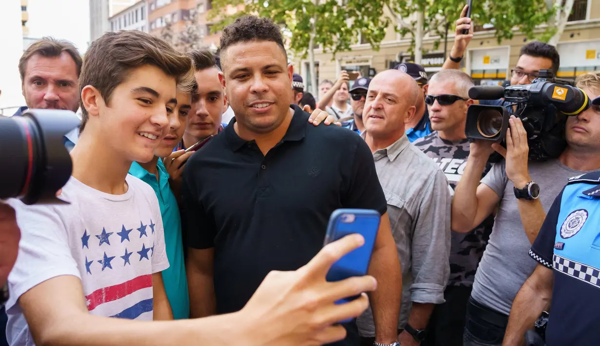 Legenda Brasil, Ronaldo, foto bersama fans saat berkeliling kota usai jumpa pers di Valladolid, (3/9/2018). Ronaldo resmi menjadi Presiden baru Real Valladolid setelah membeli 51 persen saham klub tersebut. (AFP/Cesar Manso)