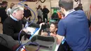 Rio Haryanto saat berdiskusi dengan tim mekanik Manor Racing sebelum tes pramusim di Sirkuit Catalunya, Barcelona, Spanyol, Senin (22/2/2016). (Bola.com/Rio Haryanto Media)
