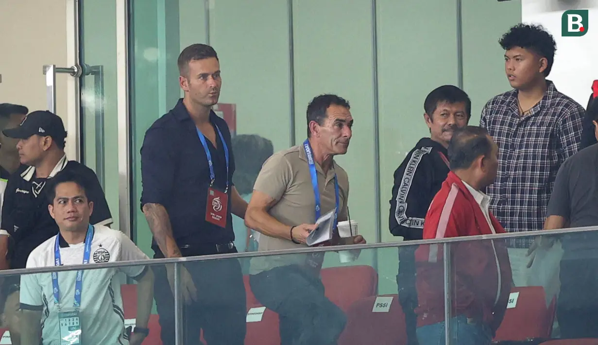 Pelatih Timnas Indonesia U-23, Gerald Vanenburg (tengah) tampak hadir bersama mantan pelatih Timnas Indonesia U-23, Indra Sjafri (kanan) dan pelatih kiper Timnas Indonesia, Sjoerd Woudenberg dalam laga lanjutan BRI Liga 1 2024/2025 antara Persija Jakarta melawan Persebaya Surabaya di Stadion Utama Gelora Bung Karno (SUGBK), Senayan, Jakarta, Sabtu (12/04/2025). (Bola.com/M Iqbal Ichsan)