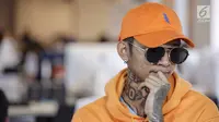 Rapper Young Lex saat mengunjungi kantor Liputan6.com di Jakarta, Rabu (6/6). (Liputan6.com/Faizal Fanani)