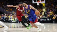 Point Guard Denver Nuggets, Jamar Murray, mendapatkan pengawalan dari Point Guard Miami Heat, Gaba Vincent pada laga final NBA Game 1 yang berlangsung di Ball Arena, Denver, Jumat (2/6/2023) pagi WIB. (Getty Images via AFP/Matthew Stockman)