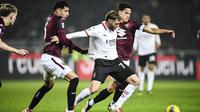 Striker AC Milan, Santiago Gimenez, gagal mencetak gol saat timnya menelan kekalahan 1-2 dari Torino di Stadio Olimpico Grande Torino, Turin pada laga pekan ke-26 Serie A, Minggu (23/02/2025) dini hari WIB.&nbsp;(Alberto Gandolfo/LaPresse via AP)