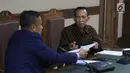 Mantan Menteri Agama Suryadharma Ali (kanan) saat menjalani sidang lanjutan Peninjauan Kembali (PK) di PN Jakarta Pusat, Rabu (25/7/2018). Pada persidangan ini kuasa hukum pemohon membacakan kesimpulan pengajuan PK. (Liputan6.com/Helmi Fithriansyah)