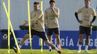 Franco Mastantuono (kiri) dari Argentina berlatih jelang kualifikasi Piala Dunia 2026 melawan Chile, di Asosiasi Sepak Bola Argentina di Buenos Aires, Argentina, Selasa, 3 Juni 2025. (AP Photo/Gustavo Garello)