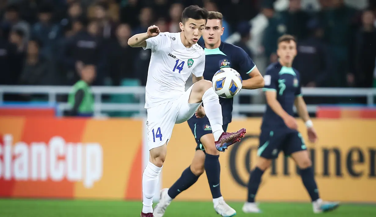 Pemain Uzbekistan U-20, Abbosbek Fayzullaev mengontrol bola di depan pemain Australia U-20, Alessandro Lopane pada laga perempatfinal Piala Asia U-20 2023 di Milliy Stadium, Tashkent, Uzbekistan, Sabtu (11/3/2023). (AFC/Sayed Husain Ebrahim)