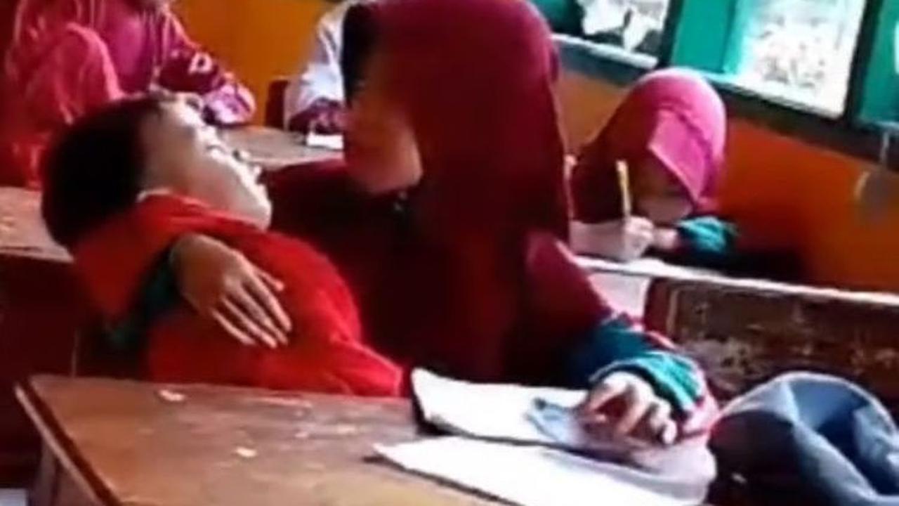 Masih di usia yang senang bermain dengan teman-temannya, hal ini sulit untuk ia rasakan. Terkadang saat teman-temannya bermain, ia tidak bisa ikut karena harus menjaga adiknya.