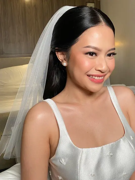 Complexion tampak dibuat dewy skin look, lalu eyeliner dan eyebrow tipis. Ditambah dengan aplikasi eyeshadow, blush on, dan lipstik nuansa soft pink yang lembut dan segar. [@_bymao_/@luthfiaulia]