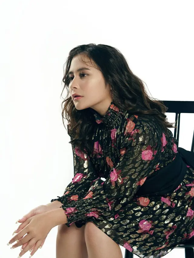 Gaya Pemotretan Prilly Latuconsina Bertajuk Timeless, Tampil Dengan Rambut Kriting. (Sumber: Instagram/winstongomez)