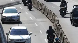 Sejumlah pengendara sepeda motor melawan arah di kawasan Petukangan, Jakarta, Senin (18/6). Banyak pengendara mengabaikan keselamatan berlalu lintas di momen libur Lebaran dengan melawan arah hingga tidak mengenakan helm. (Liputan6.com/Angga Yuniar)