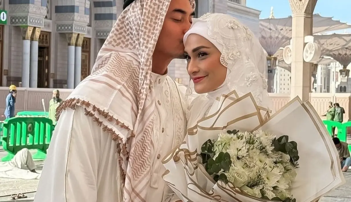 Menariknya, penampilan Zumi Zola dan Putri Zulhas terlihat menyesuaikan tempat. Mereka tampil bak putri dan pangeran Arab. Zumi Zola terlihat mengenakan busana putih khas Timur Tengah lengkap dengan shemagh di kepala. (Liputan6.com/IG/@putri_zulhas)