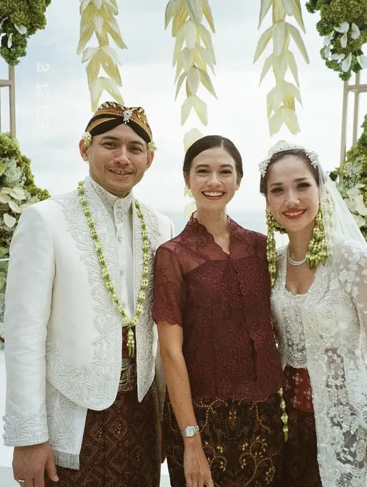 Begitu juga kala dirinya menghadiri pernikahan BCL, ia mengenakan kebaya modern dengan aksen bordiran bunga yang begitu manis. [Foto: instagram/ Yuki Kato]