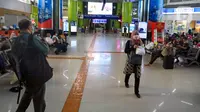 Suasana calon penumpang di Stasiun Gambir, Jakarta, Selasa (8/3/2022). Perjalanan domestik menggunakan transportasi darat, laut, maupun udara yang sudah vaksinasi COVID-19 lengkap dosis kedua tak perlu lagi menunjukkan bukti tes antigen atau PCR negatif. (Liputan6.com/Herman Zakharia)