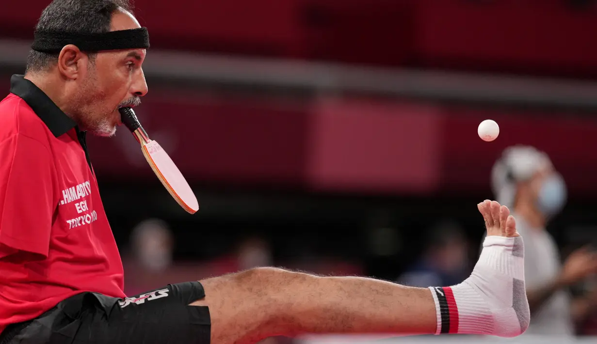 Atlet para-tenis meja Mesir, Ibrahim Elhusseiny Hamadtou saat bertanding melawan Chao Chen dari China pada laga Group E kelas 6 Tenis Meja Putra Paralimpiade Tokyo 2020 di Tokyo Metropolitan Gymnasium, Jumat (27/8/2021). (Yasuyoshi CHIBA / AFP)