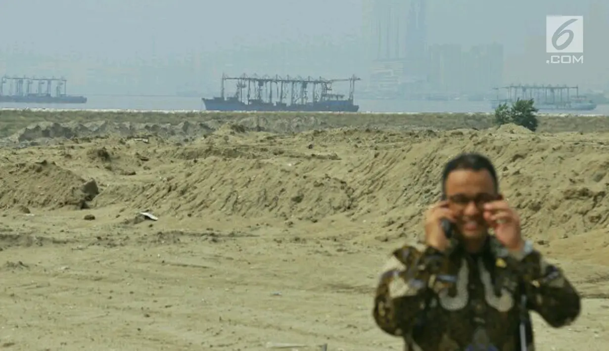 Gaya Gubernur DKI Jakarta Anies Baswedan saat memantau penyegelan bangunan di Pulau Reklamasi, Teluk Jakarta, Kamis (7/6). Anies menyebut Pemprov DKI tak akan berhenti berupaya menyetop proyek reklamasi Teluk Jakarta. (Liputan6.com/HO/Deka Wira Saputra)