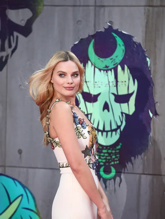 Mergott Robbie mengaku jika dirinya yang memulai perkenalannya dengan Pangeran Harry. Margott meminta nomor ponsel Pangeran Harry lewat Cara Delevingne. Margott juga meminta bantuan Cara agar dirinya makin dekat dengan Pangeran Harry. (AFP/Bintang.com)