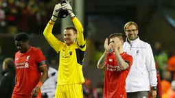 Pelatih Liverpool, Jurgen Klopp (kanan) berjalan sambil tersenyum bersama para pemain Liverpool lainnya usai pertandingan melawan Bordeaux di Stadion Anfield, Inggris (27/11). Liverpool menang atas Bordeaux dengan skor 2-1. (Reuters/Andrew Yates)