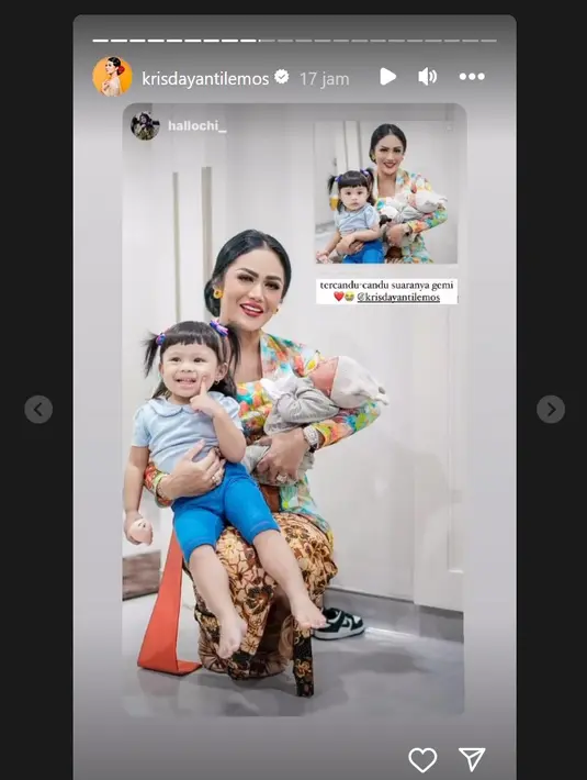 Dalam pemotretan tersebut, baby Ameena tampak begitu bahagia berpose. Begitu juga dengan KD yang sambil mengendong Azura yang baru beberapa hari. [Instagram/krisdayantilemos]
