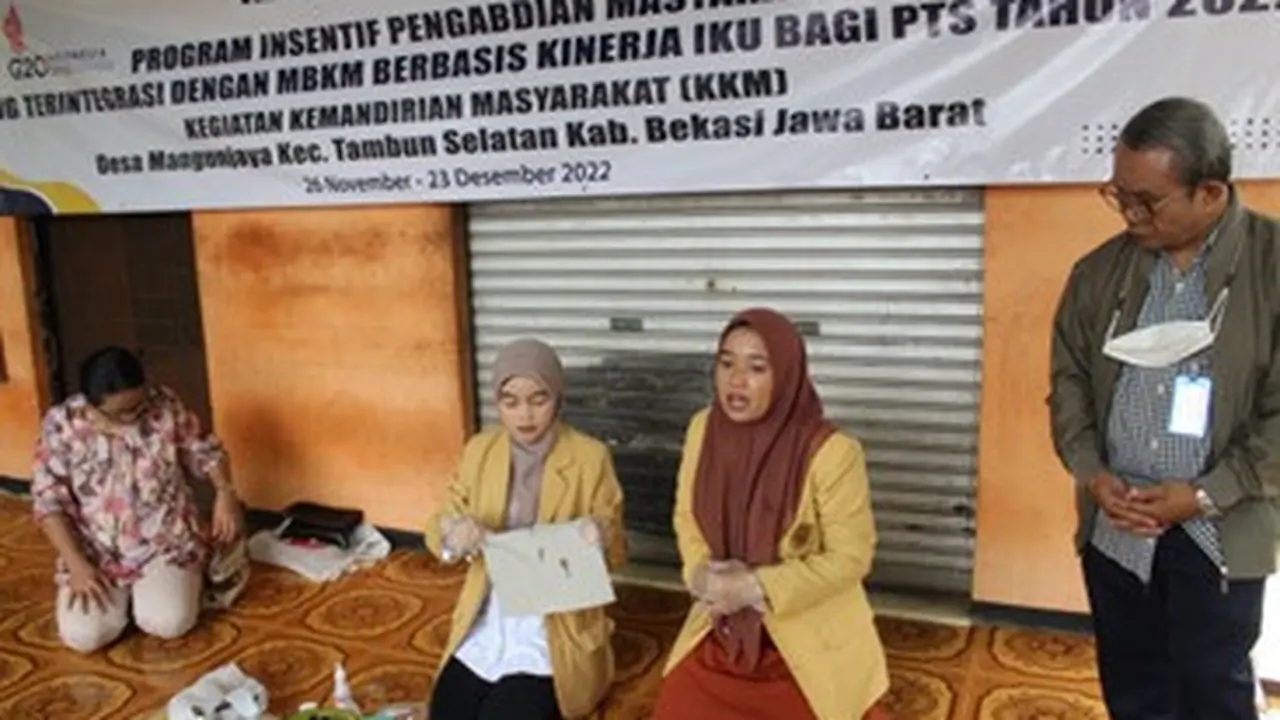 Tim Pengabdian Masyarakat Ubhara Jaya saat sosialiasi penanganan limbah tahu. (Istimewa)