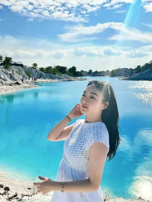Liburan Natasha Wilona ke Danau Biru Bangka ini tidak hanya menjadi momen untuk beristirahat dari rutinitas, tetapi juga untuk lebih dekat dengan alam. Dengan penampilan yang selalu stylish dan kepribadian yang hangat, Natasha Wilona kembali menunjukkan bahwa ia adalah sosok yang menginspirasi banyak orang, baik dalam hal fashion maupun gaya hidup. (Liputan6.com/IG/@natashawilona12)