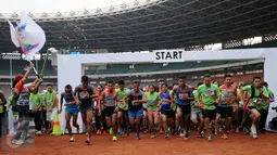 Pelari melakukan start di lingkaran lapangan Stadion Gelora Bung Karno, Jakarta, Minggu (22/5/2016). Tercatat 2.100 pelari ambil bagian dalam Gelora Run 2016, ajang lari melintasi tribun Stadion Gelora Bung Karno. (Liputan6.com/Helmi Fithriansyah)