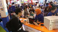 Pengunjung mencari info pemesanan tiket pada pameran Garuda Indonesia Travel Fair 2018 di Jakarta Convention Centre, Jumat (5/10). GATF adalah program rutin yang berlangsung dua kali setahun, berawal sejak 2009. (Liputan6.com/Angga Yuniar)