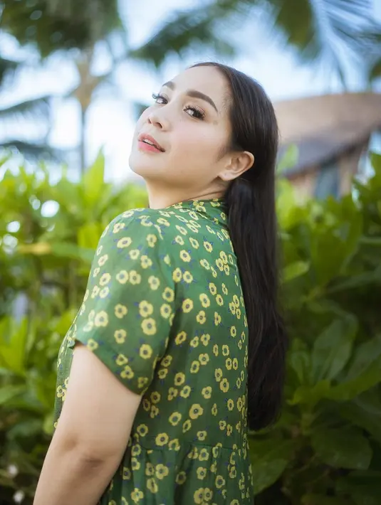 Nagita Slavina memang jarang terlihat mengenakan riasan wajah yang medok. Seperti biasa, ia membiarkan rambut indahnya tergerai, tampilan kasual khas musim panas yang sesuai. Foto: Instagram.