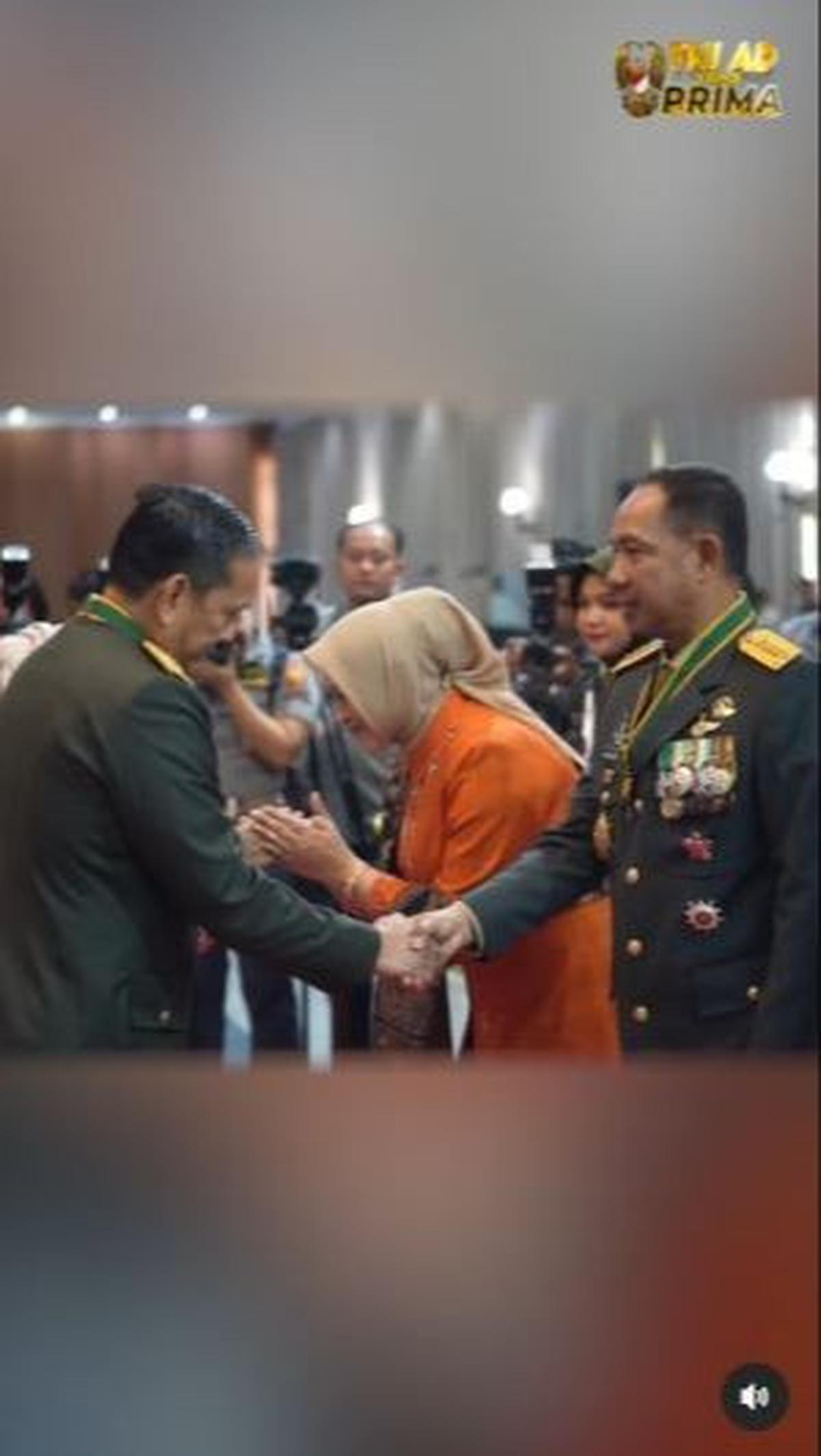 "Tentu terbayang banyak hal. Mulai dari yang ringan-ringan mengingat bau keringatnya prajurit," ujarnya. <br>