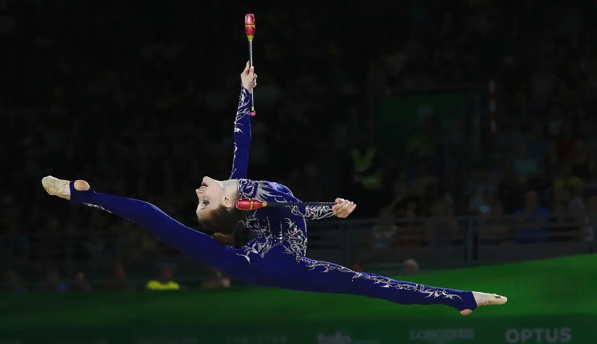 Pesenam asal Siprus, Viktoria Skittidi beraksi memperlihatkan gerakan selama bersaing pada babak kualifikasi Senam Ritmik Commonwealth Games 2018 di Gold Coast, Australia, Rabu (11/4). (AP Photo/Manish Swarup)