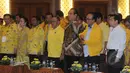 Ketum Golkar versi Munas Bali Aburizal Bakrie didampingi Sekjen Golkar Idrus Marham (ketiga kiri), Wakil Ketum Golkar Theo L Sambuaga (ketiga kanan) menghadiri rapat konsultasi nasional Golkar, Jakarta, Selasa (10/3). (Liputan6.com/Herman Zakharia)