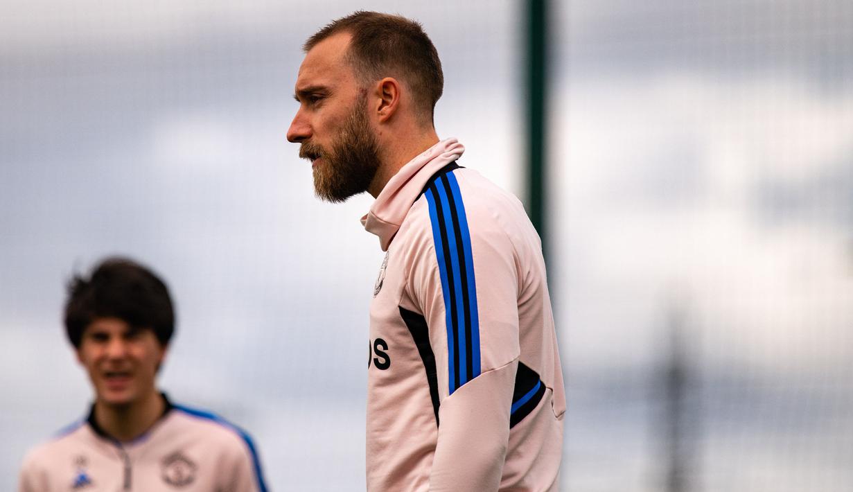 <p>Pemain Manchester United, Christian Eriksen kembali mengikuti sesi latihan Manchester United di Carrington pada Jumat (07/04/2023) WIB. Eriksen sempat absen lama dari lini tengah MU akibat cedera pergelangan kaki saat menjamu Reading di babak keempat Piala FA di Old Trafford, Minggu (29/1/2023) WIB. (Twitter/@ManUtd)</p>
