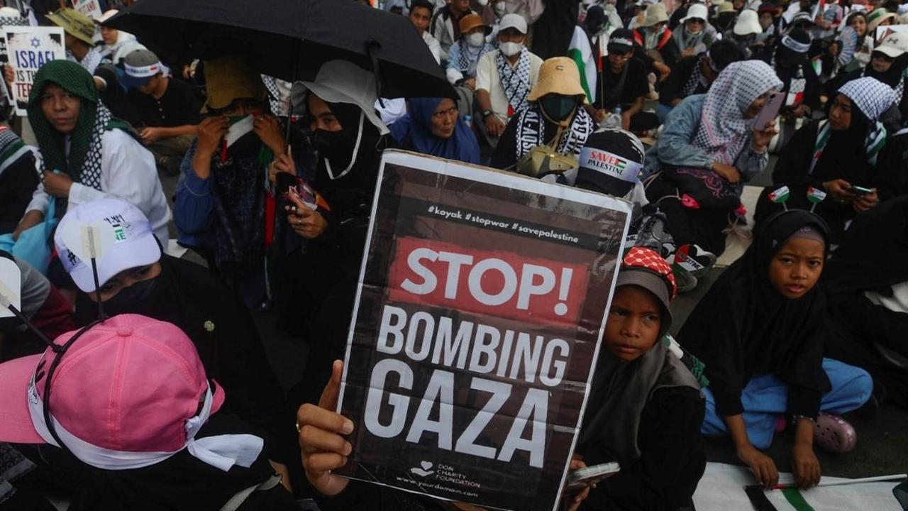 Aksi unjuk rasa ini merupakan bentuk kecaman rakyat Indonesia terhadap serangan yang terus dilakukan oleh Israel terhadap Palestina. Foto: merdeka.com / Arie Basuki<br>