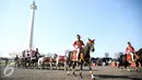 Pasukan berkuda mengiringi pembawa duplikat bendera pusaka dari Monumen Nasional menuju Istana di Jakarta, Rabu (17/8). Kegiatan tersebut dalam rangka memperingati HUT RI ke-71. (Liputan6.com/Faizal Fanani)