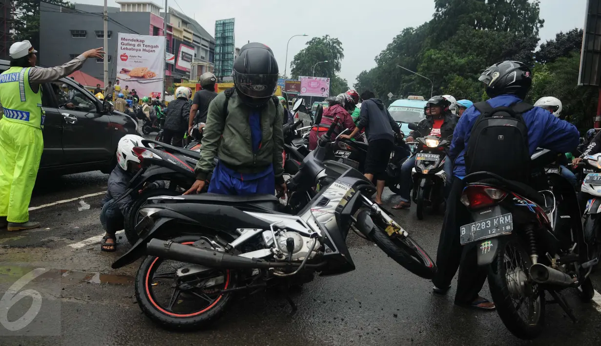 Sejumlah pengendara motor mengecek kendaraan mereka setelah menerobos banjir di Jalan Raya Kalimalang, Caman, Bekasi, Senin (20/2). Banyak kendaraan yang mogok karena nekat menorobos banjir dengan ketinggian sekitar 80 cm. (Liputan6.com/Gempur M Surya)